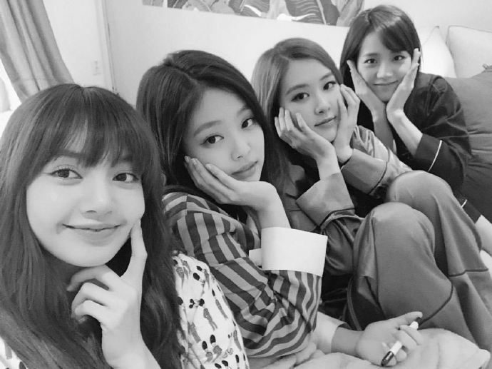 組圖：Lisa晒BLACKPINK合照慶出道六週年 發文表白成員
