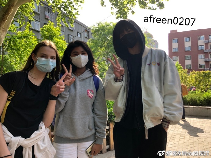 组图：周柯宇回母校被偶遇与学妹合影提醒大家戴好口罩第5张图片
