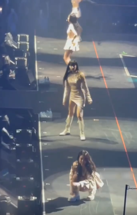 组图：Jennie演唱会疑似脚伤复发 Lisa及Rose上前关心
