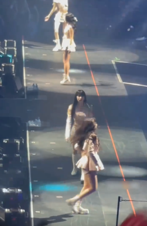 组图：Jennie演唱会疑似脚伤复发 Lisa及Rose上前关心