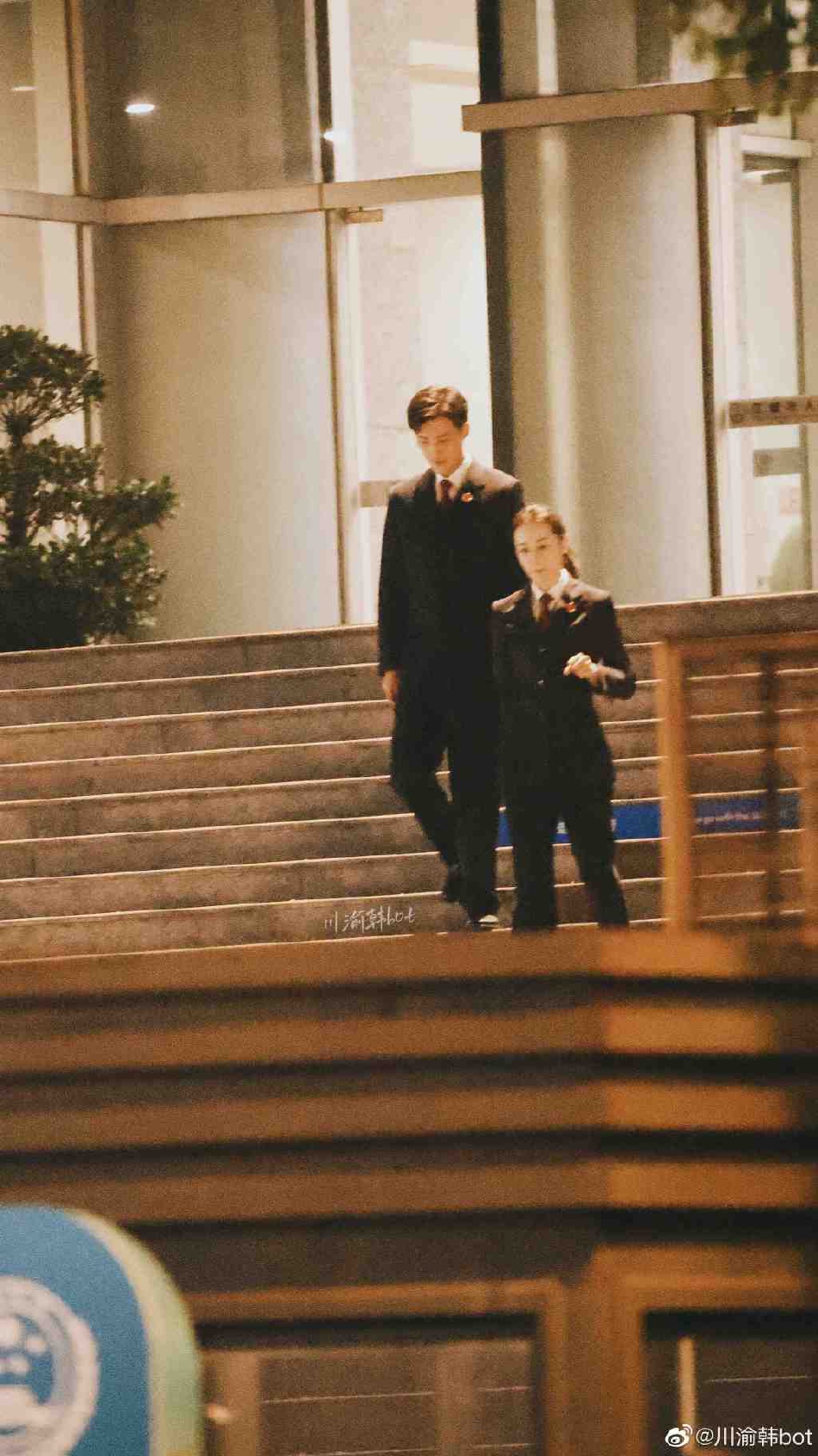 组图：迪丽热巴佟大为《公诉精英》最新路透热巴侧颜精致第4张图片