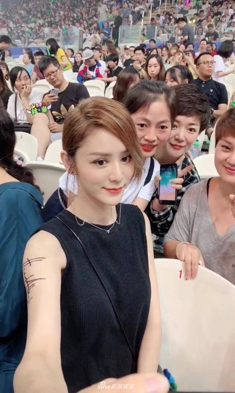 组图：女友张馨月现身林峯演唱会 大方与粉丝合影似宣誓主权