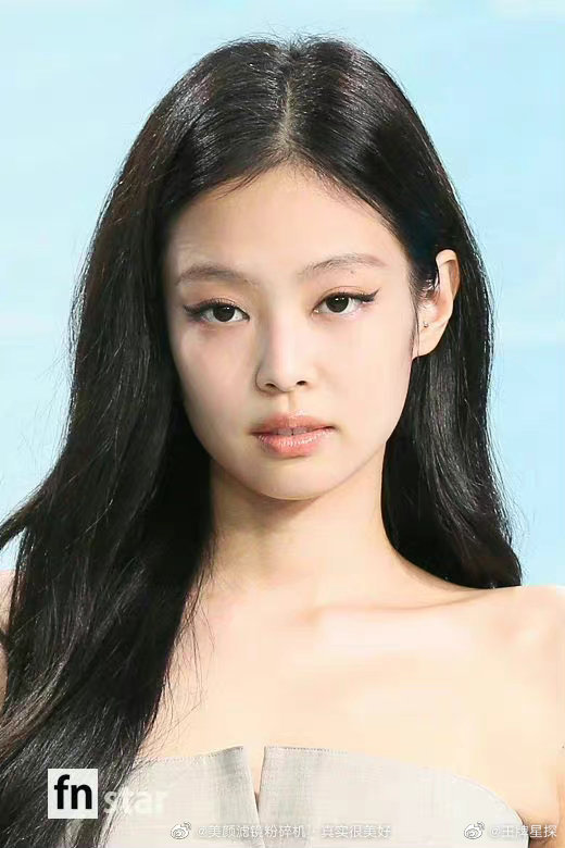 組圖：Jennie最新活動新聞圖曝光 秀直角肩甜笑狀態好