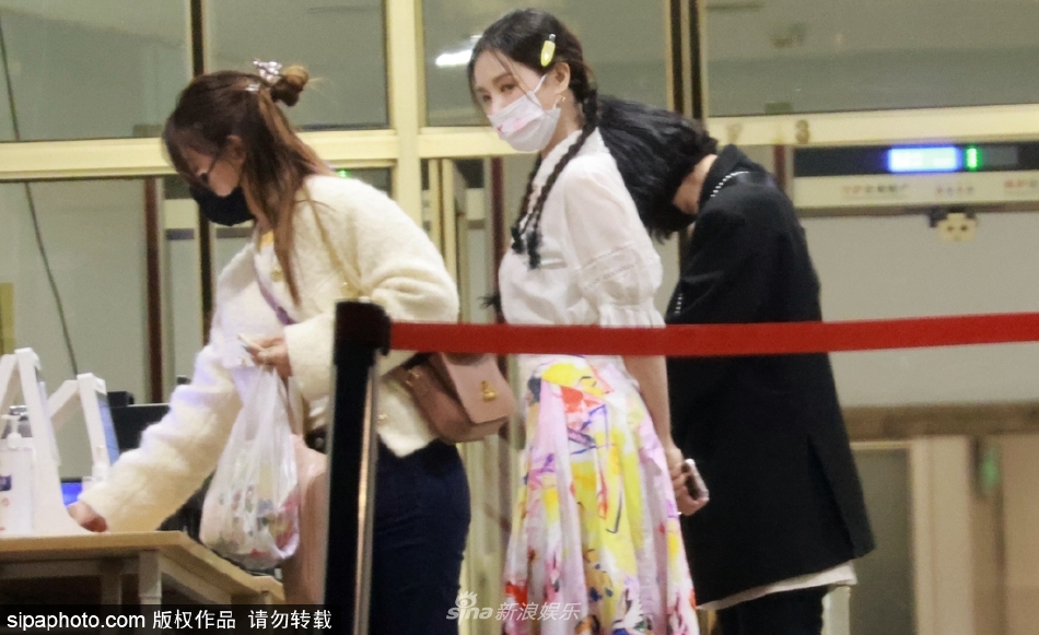 组图：李一桐梳麻花辫身着花色长裙现身录制“五四”晚会第1张图片