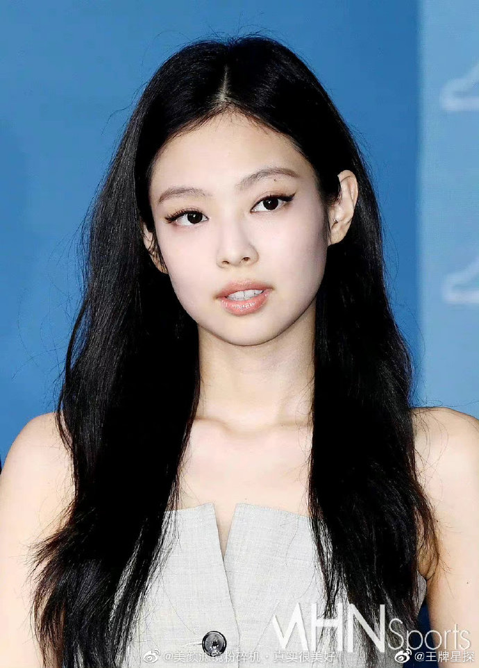 組圖：Jennie最新活動新聞圖曝光 秀直角肩甜笑狀態好