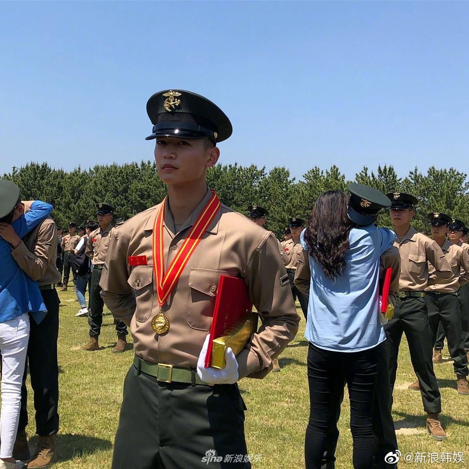 组图:崔珉豪参加海军陆战队毕业式 母亲拥抱儿子感动落泪