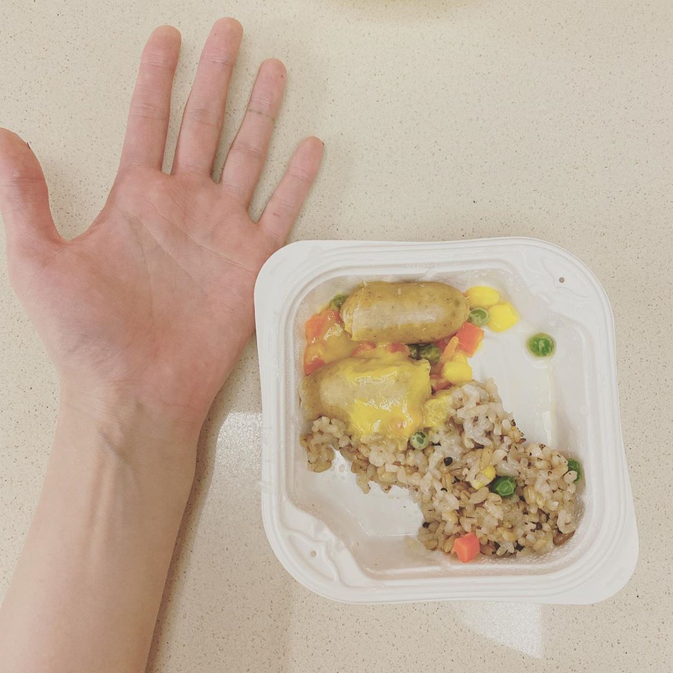 组图：饭量惊人！泫雅一顿饭便当只有手掌大 自律令粉丝心疼