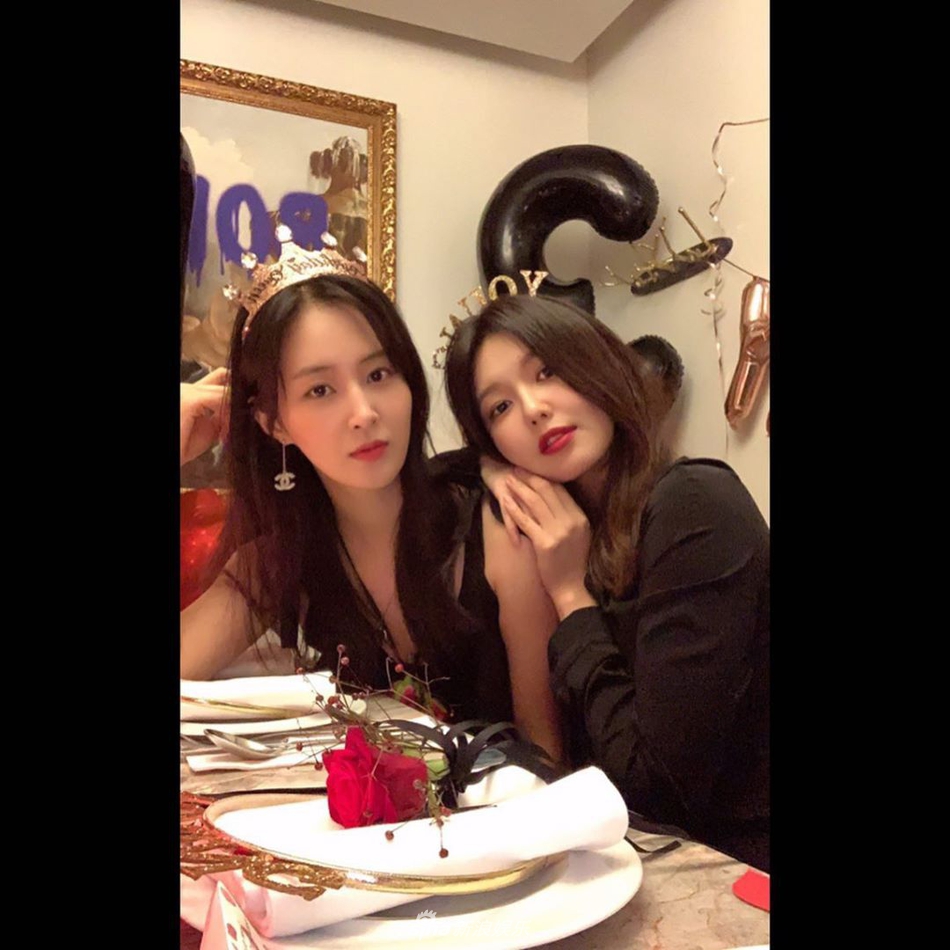 組圖：Tiffany生日趴少女時代成員為姐妹慶生 全體黑色小禮服