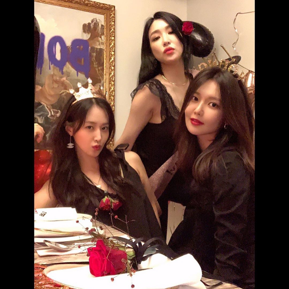 組圖：Tiffany生日趴少女時代成員為姐妹慶生 全體黑色小禮服
