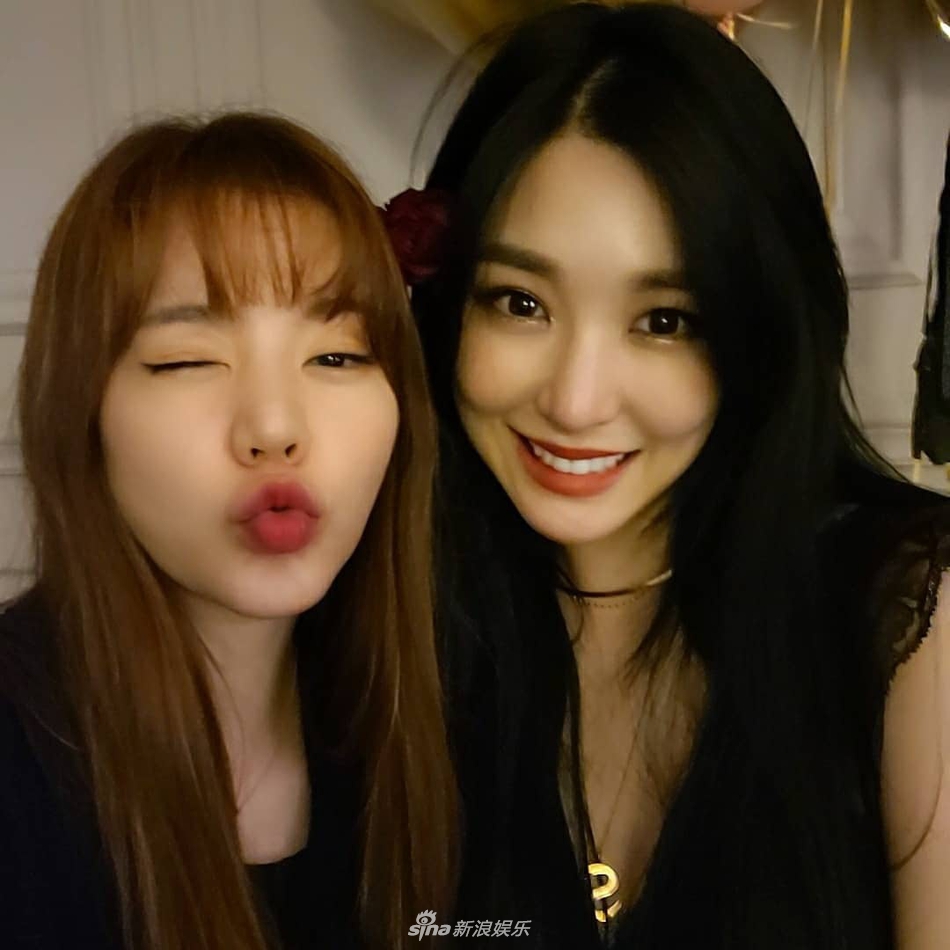 組圖：Tiffany生日趴少女時代成員為姐妹慶生 全體黑色小禮服