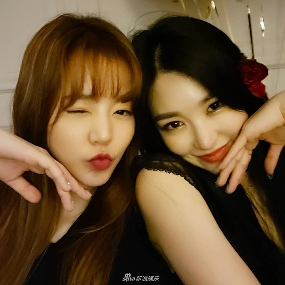 組圖：Tiffany生日趴少女時代成員為姐妹慶生 全體黑色小禮服
