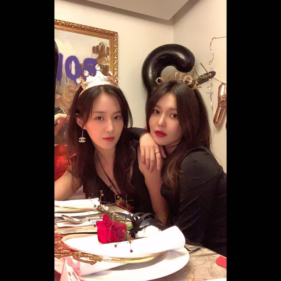 組圖：Tiffany生日趴少女時代成員為姐妹慶生 全體黑色小禮服