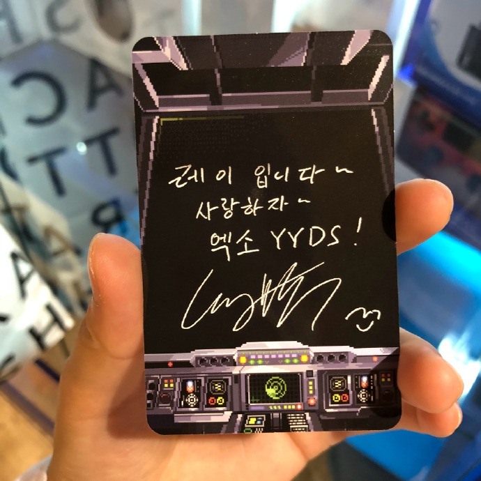 組圖：文化輸出？張藝興在新專輯小卡上寫「EXO YYDS」
