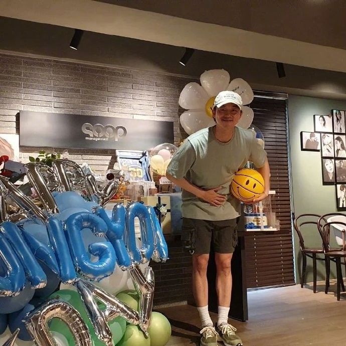 組圖：偶吧生快！孔劉43歲慶生照曝光 帶棒球帽打扮休閒