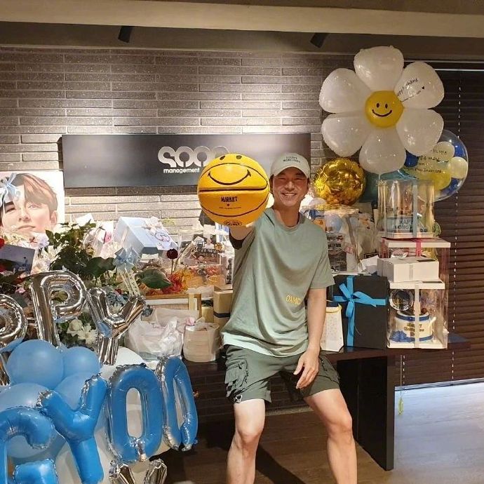 組圖：偶吧生快！孔劉43歲慶生照曝光 帶棒球帽打扮休閒