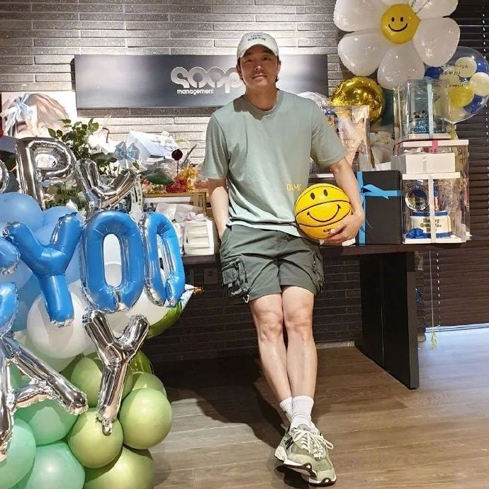 組圖：偶吧生快！孔劉43歲慶生照曝光 帶棒球帽打扮休閒