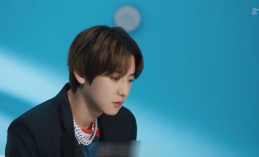 组图：朴灿烈与李遐怡合作新曲MV公开 脸蛋圆圆略发福
