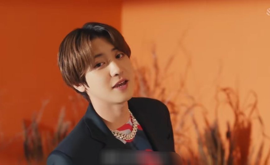 组图：朴灿烈与李遐怡合作新曲MV公开 脸蛋圆圆略发福