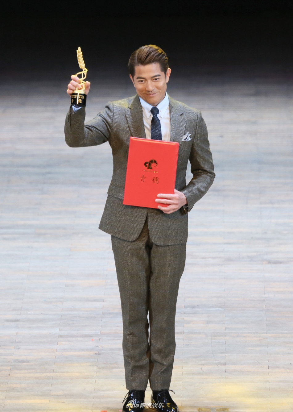 组图郭富城获广州大学生电影节最佳男主角捧奖杯开心灿笑