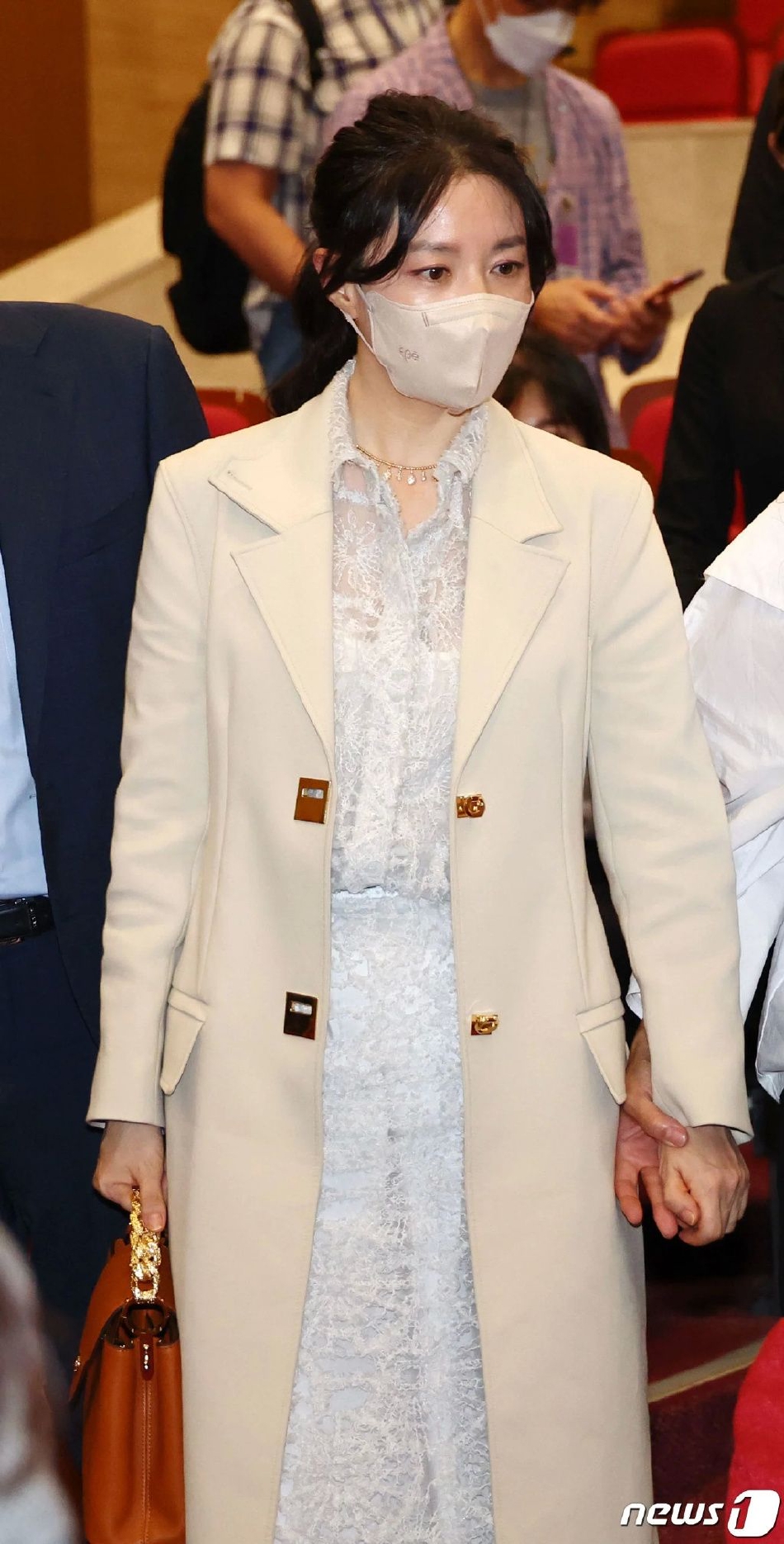組圖：52歲李英愛出席活動 一身素白色套裝淡妝狀態好