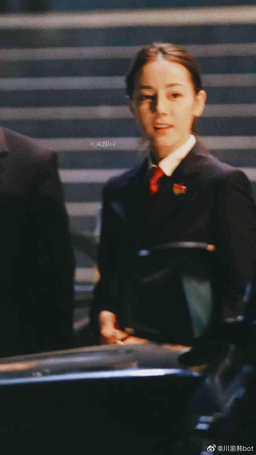 组图：迪丽热巴佟大为《公诉精英》最新路透热巴侧颜精致第3张图片