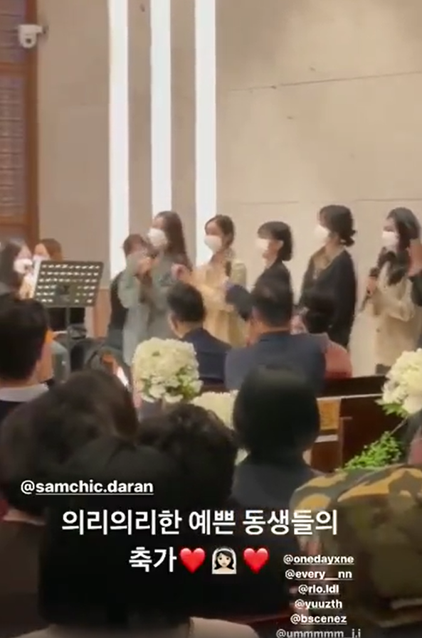 組圖：Gfriend解散後首次合體 參加婚禮獻唱歌曲