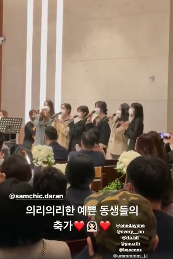 組圖：Gfriend解散後首次合體 參加婚禮獻唱歌曲