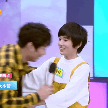 组图：艾伦宋亚轩后台合照曝光五年后二人身高已相差无几第3张图片