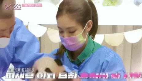 组图：BLACKPINK录制团综带妆容抱大熊猫幼崽引争议