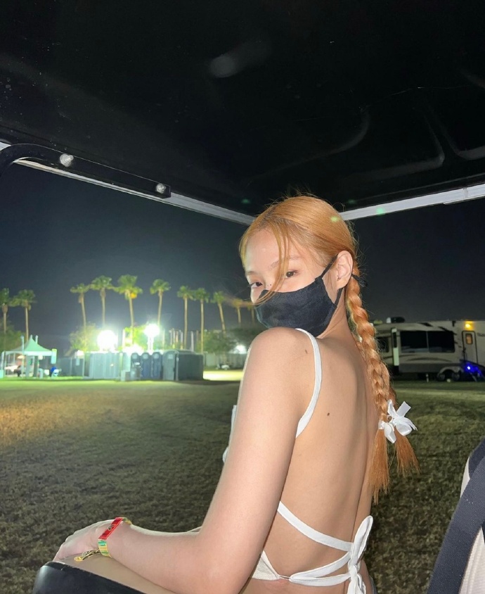 組圖：Jennie參加科切拉音樂節晒照 白色吊帶露背裝好辣
