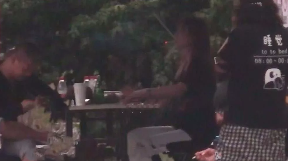 组图:赵薇现身片场跷二郎腿 一脸素颜穿着休闲