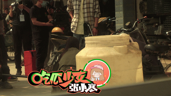 组图：迪丽热巴现身街头拍戏风衣造型路透干练清爽第7张图片