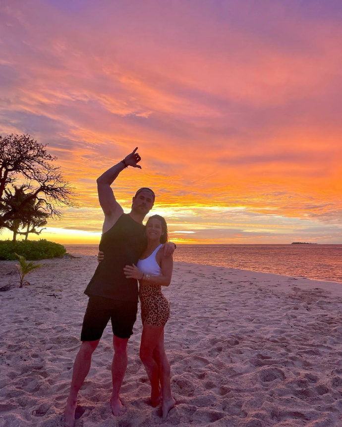 组图：克里斯海姆斯沃斯一家海边度假锤嫂抱女儿幸福灿笑第2张图片