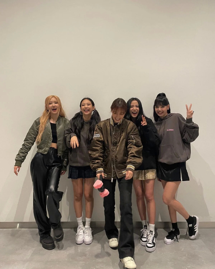 组图：惠利亲妹妹与BLACKPINK成员们合照 高颜值引热议