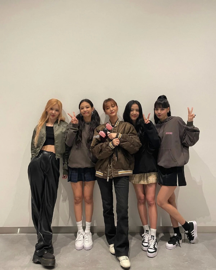 组图：惠利亲妹妹与BLACKPINK成员们合照 高颜值引热议