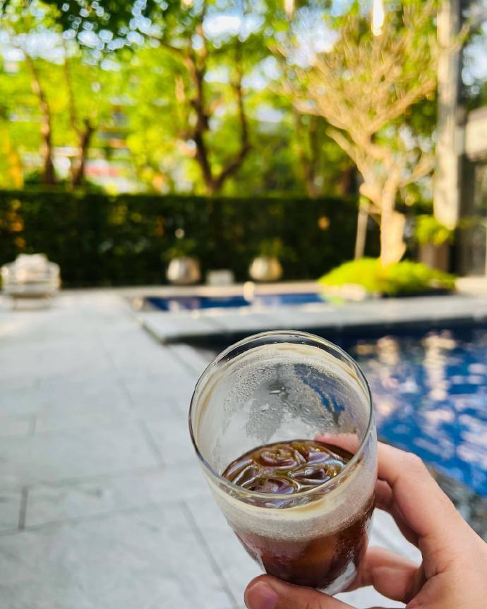 组图：周杰伦ins晒喝冰美式照片笑问怎么还没找我代言第3张图片