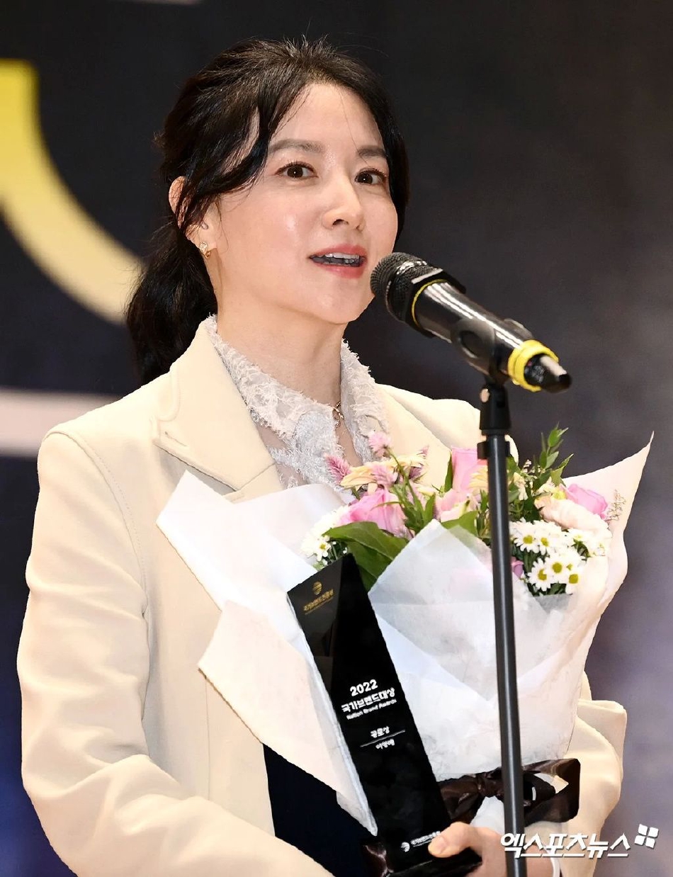 組圖：52歲李英愛出席活動 一身素白色套裝淡妝狀態好