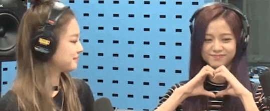 组图：整段垮掉！Jennie智秀打歌现场合体比心秒变翻车现场