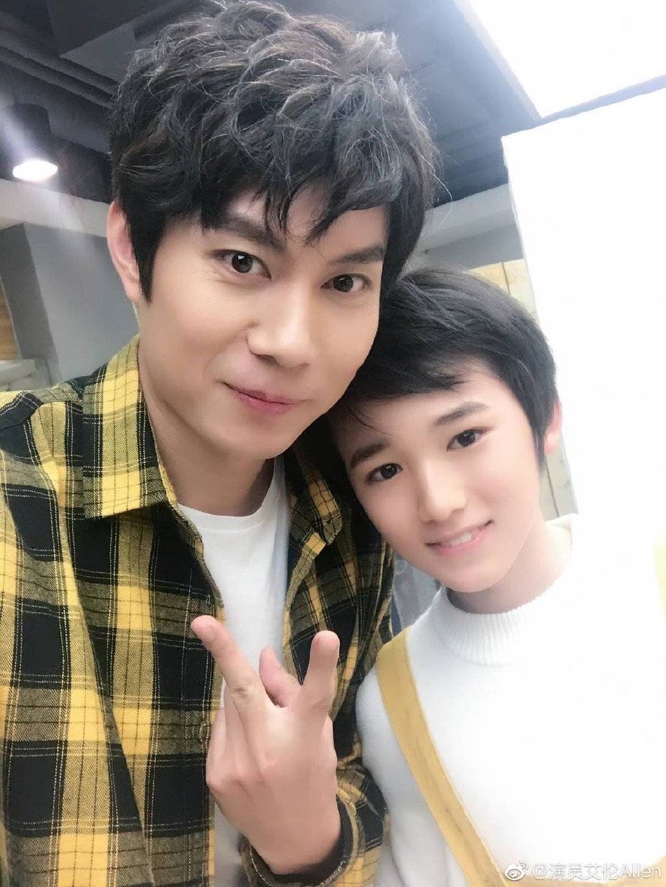 组图：艾伦宋亚轩后台合照曝光五年后二人身高已相差无几第2张图片