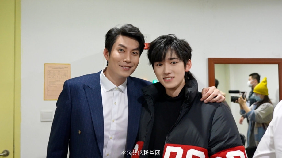 组图：艾伦宋亚轩后台合照曝光五年后二人身高已相差无几第1张图片