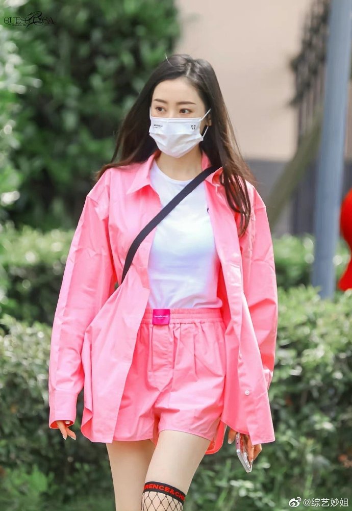 组图：张天爱《乘风破浪》饭拍上班图一身粉色明艳第3张图片