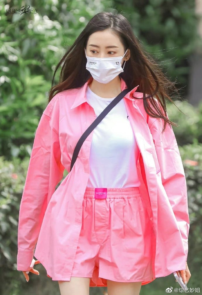 组图：张天爱《乘风破浪》饭拍上班图一身粉色明艳