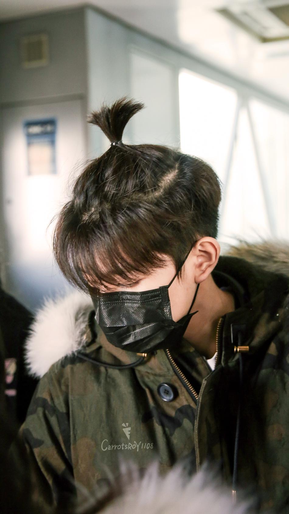 王源现身机场飞杭州录制节目 苹果头实力抢镜