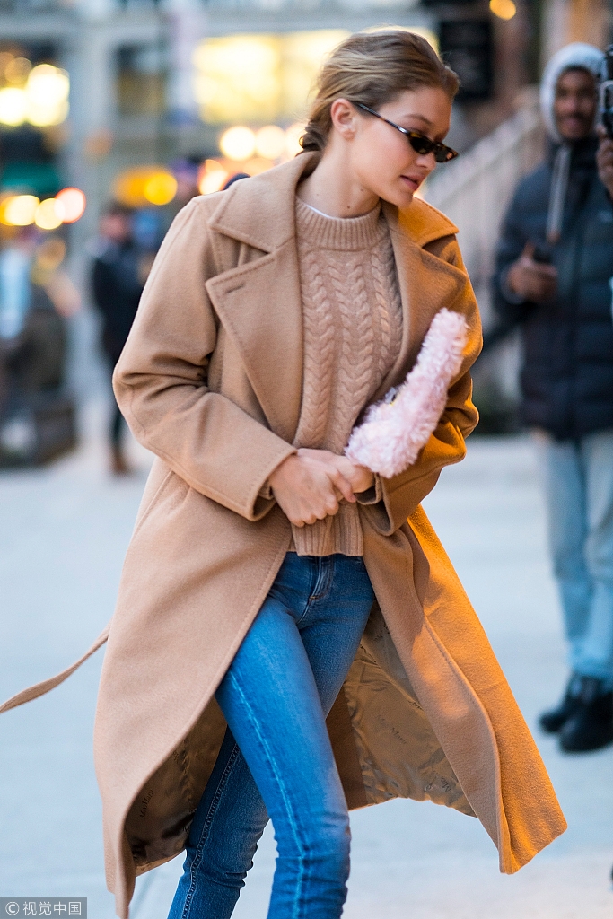 组图吉吉哈迪德穿驼色大衣现身街头编辫抱包包甜美不失气场