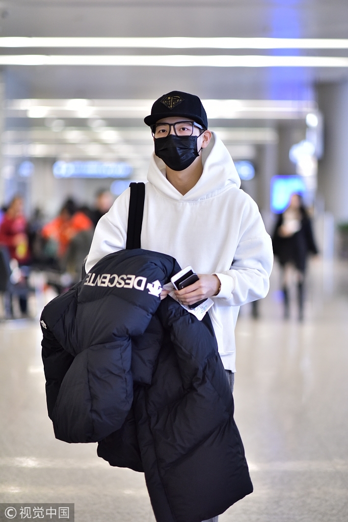 组图:胡夏口罩帽子全副武装低调现身 电话不停见镜头露迷人笑眼