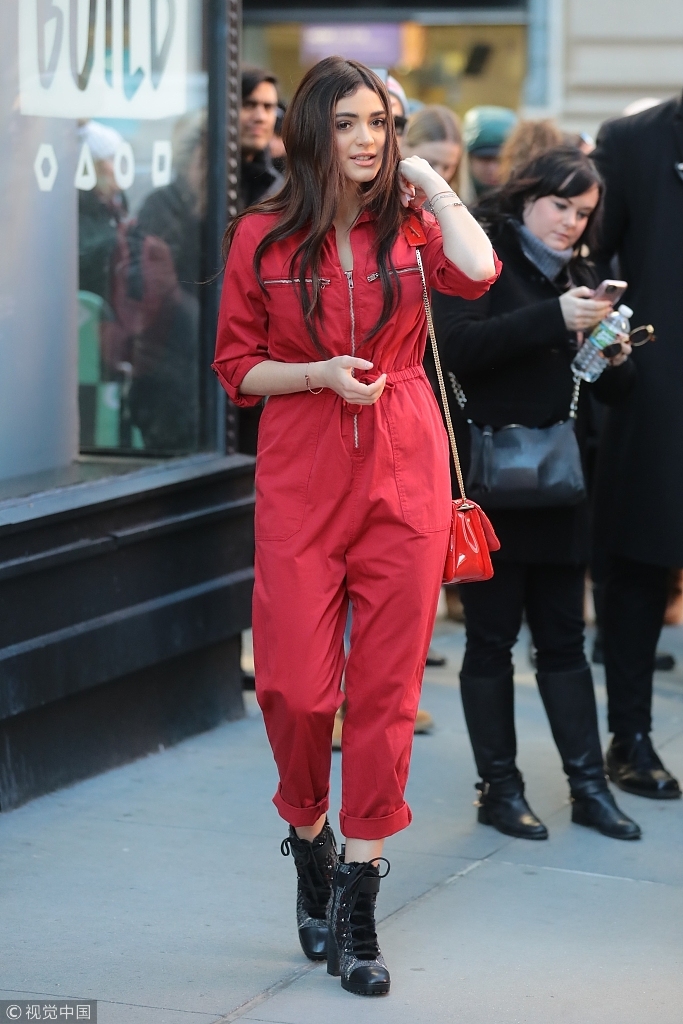 新浪娱乐讯 18日,纽约,卢娜·布雷斯(luna blaise)身着红色连身裤现身