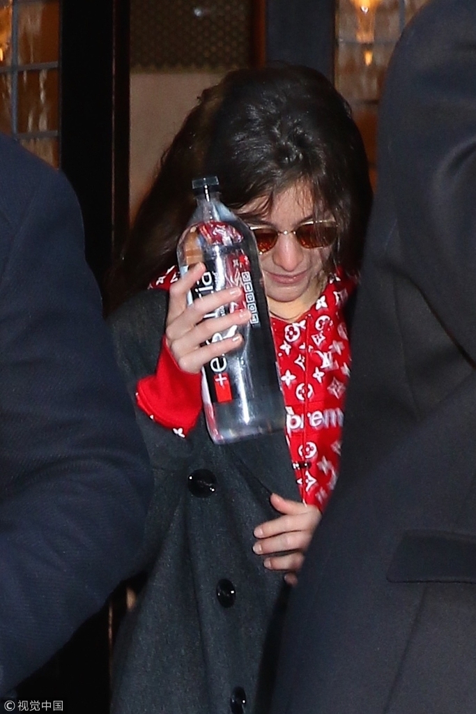 组图:90后歌手洛德外出被拍捂脸狂奔 素颜头发蓬乱不愿上镜