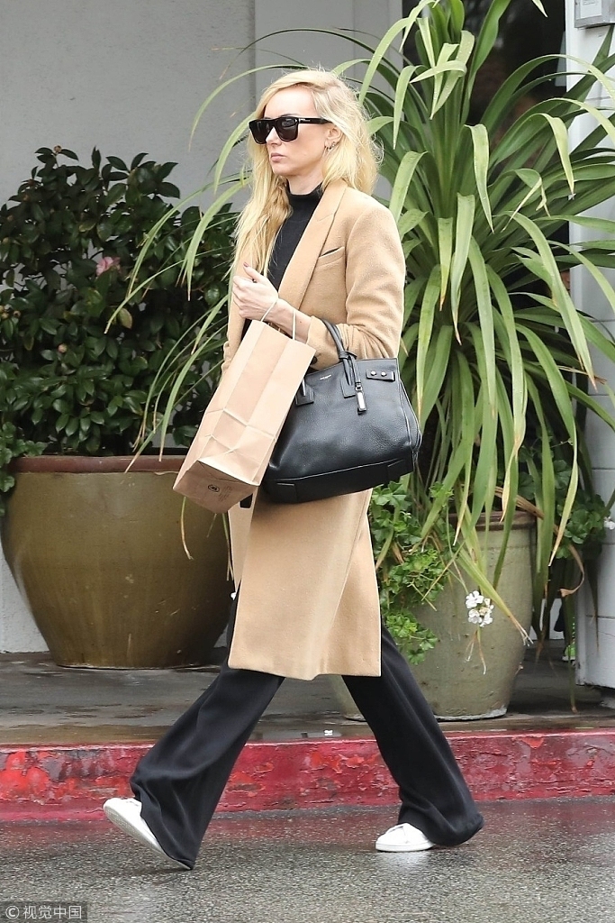 组图:金伯莉·斯图尔特上街购物悠然自得 穿大衣"名媛"范十足