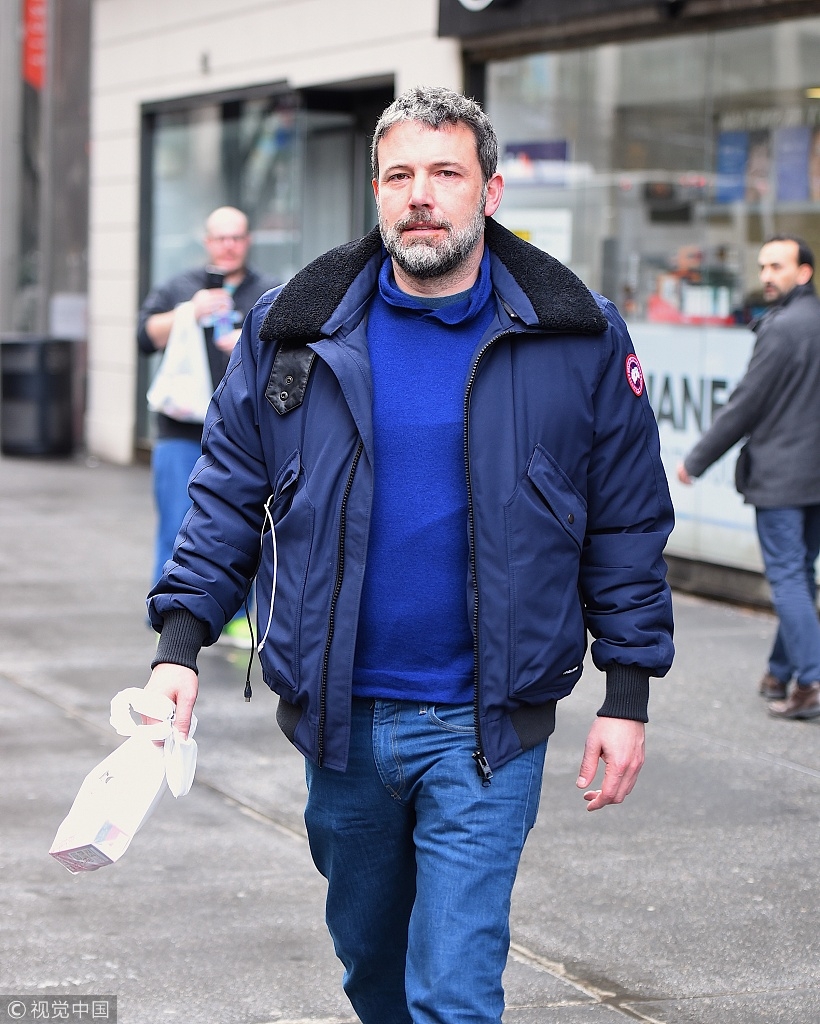 组图:本·阿弗莱克清早买热饮 头发胡须泛白一副油腻大叔模样_高清