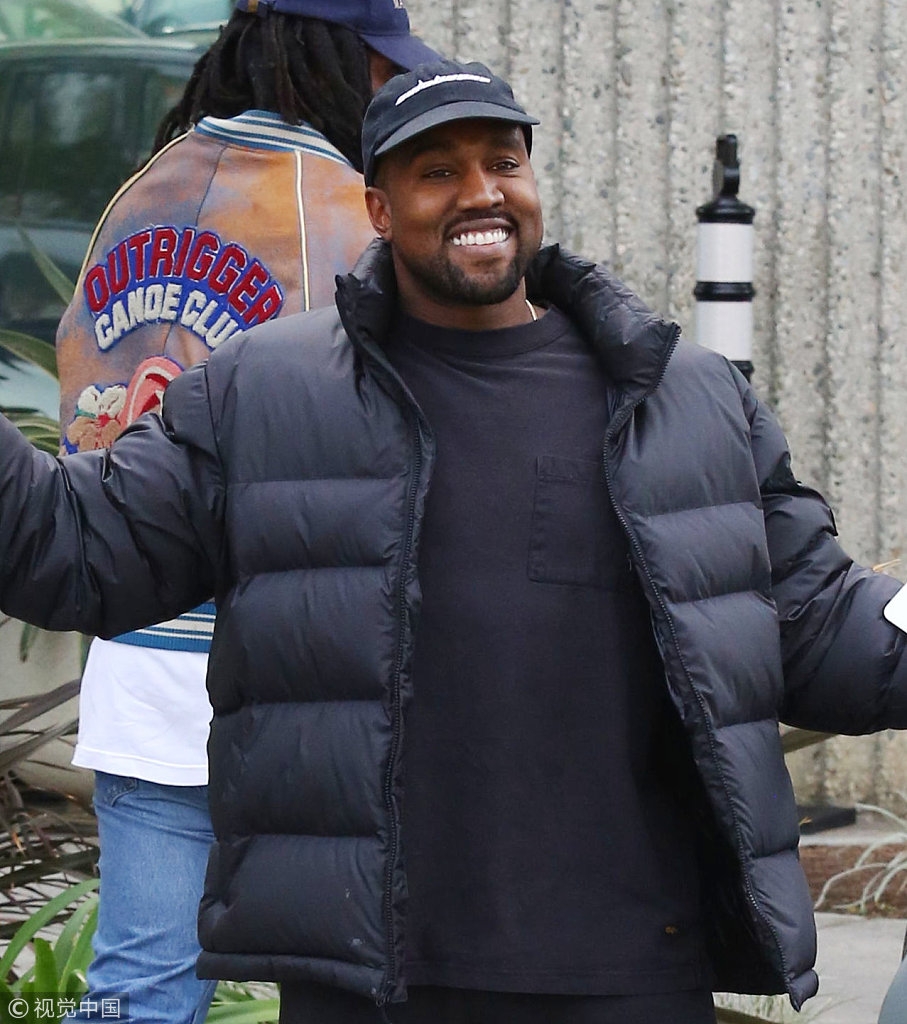 组图:坎耶·维斯特代孕再度得女 见狗仔开心到合不拢嘴